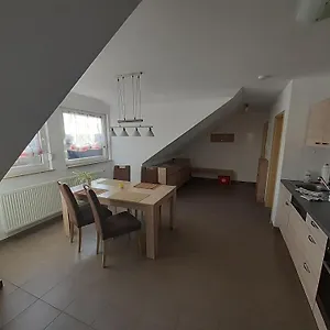 Apartment Steinhohle, Dg 45qm, 1 Schlafzimmer & 1 Wohn-esszimmer Mit Bett, Sulzbach am Main